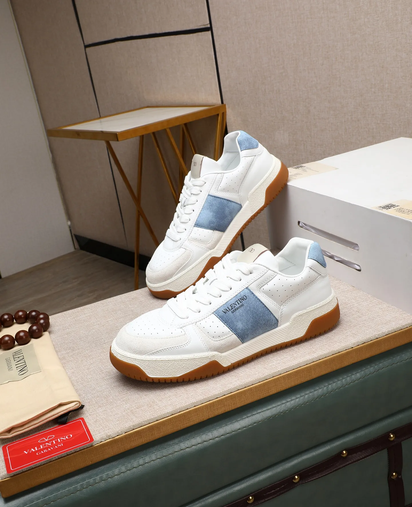Men's shoes 💰740 [Valentino] Couple model, size: ▪️Size: Women's model 35-40 Men's model 39-44 (45 customized) Valentino Valentino Couple model Joie de Jouer series Velcro Thick sole Bread shoes Couple model Casual sneakers White shoes Original purchase and development Production Joie de Jouer series The style is simple but not out of style. The pure white base is paired with fresh green and soft beige, and the unique Velcro design highlights your personality. Every detail tells fashion and quality. Wear it, take a confident step, and start the trend journey. Delivered in exquisite packaging🛍📦 ▪️Material: Original custom imported first-layer cowhide ▪️Inner lining: Original custom made soft sheepskin lining ▪️Outsole: Original open-molded non-slip TPU material ▪️Sole thickness: 3.5CM